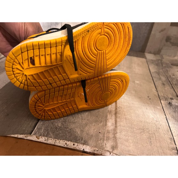 Nike Air Jordan 1 Retro High Top Sneakers Taxi Yellow Leather Kids Sz 8C - Picture 8 of 8